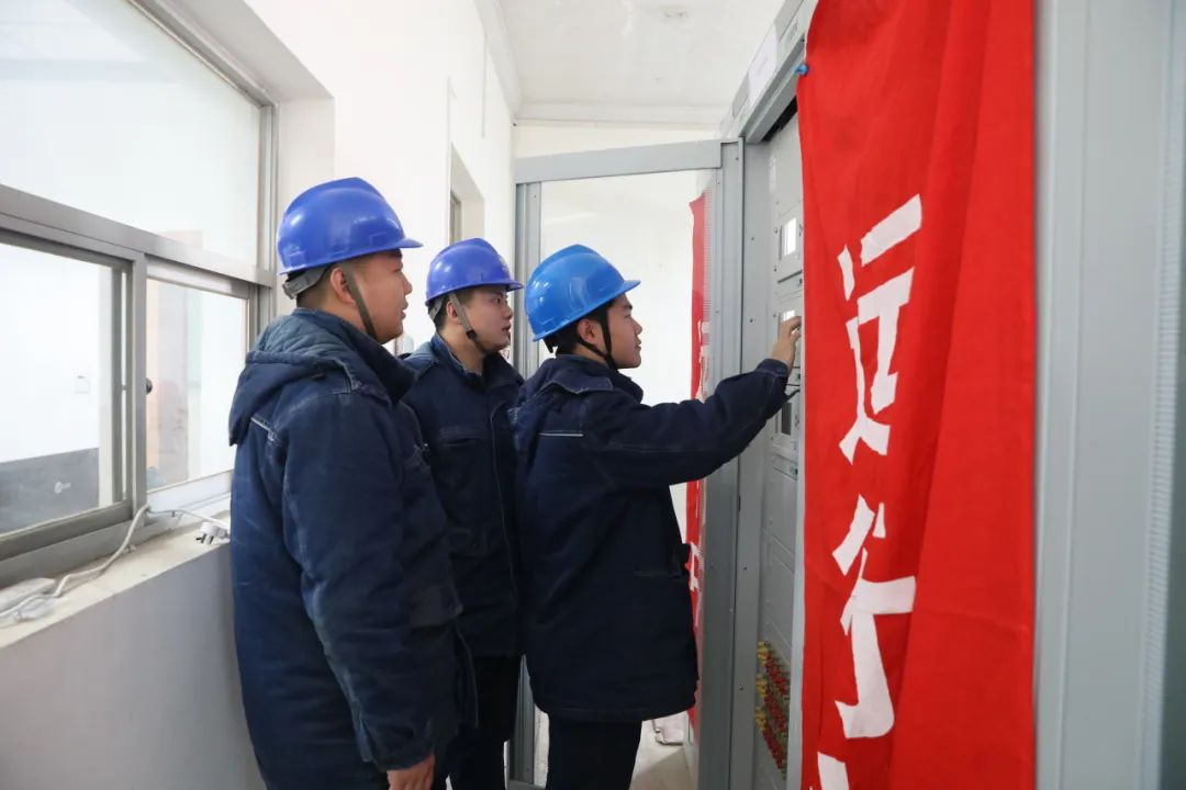 國網(wǎng)寶雞供電公司圓滿完成110千伏絳帳變?nèi)纠吓f設(shè)備改造 新一代測(cè)控設(shè)備引領(lǐng)智能電網(wǎng)升級(jí)